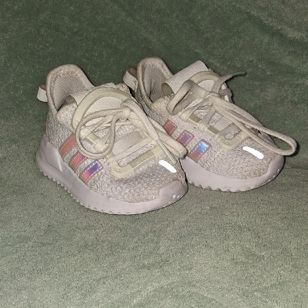 Adidas Kids' Sneakers in Light Gray with Iridescent Stripes